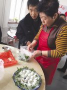 “巧媳妇大赛”迎接妇女节 夫妻厨艺秀恩爱