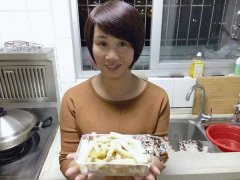 家庭“煮妇”人称“活菜谱” 餐厅大厨都慕名来学菜