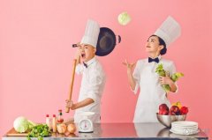 包贝尔、包文婧大秀厨房婚纱照