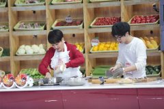 凯丽上《透鲜滴星期天》展厨艺 搭档华晨宇挑战美食