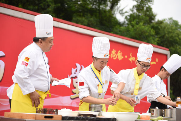 清宫御膳房厨师传人尔红林大师到校授课