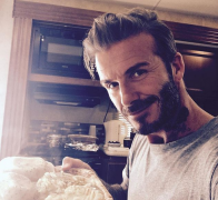 贝克汉姆分享在家做馅饼和土豆泥照片