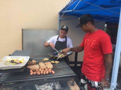 申花队瓜林展厨艺上阵烤肉