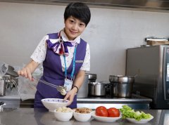 厦门头等舱休息室推出“小女堂煮” “厨娘西施”亲手烹饪