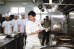 ＂名厨走边防＂传手艺教厨艺
