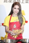 昆凌参加慈善活动展厨艺，为病童温情上菜