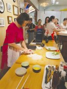 成都六旬大妈开设免费“孙阿姨的厨房”美食课堂