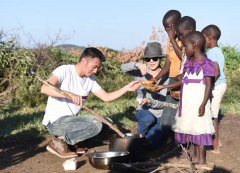 谢霆锋杨紫琼非洲部族钻木取火 烹饪非洲味道