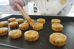 6旬“月饼大厨”社区教居民做月饼