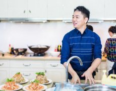 秀厨艺上瘾？刘强东携手群星下厨