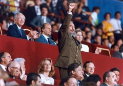 卡斯特罗会用筷子 爱烹饪喜吃肥肠