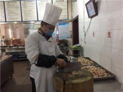 贵阳车务段厨师张声华坚守铁路春运36年