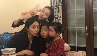 左小青与孙莉母女聚餐 黄磊下厨秀厨艺