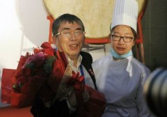 聂卫平小女儿化身厨师给父亲庆生 温馨献吻场面动人