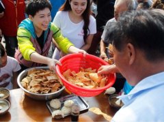 西华县胡辣汤义卖 邓亚萍撸袖子当大厨