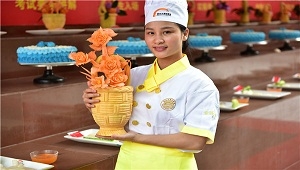 巾帼不让须眉,女生拿起雕刻刀也很有范