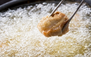 能用植物油煎鸡肉吗？