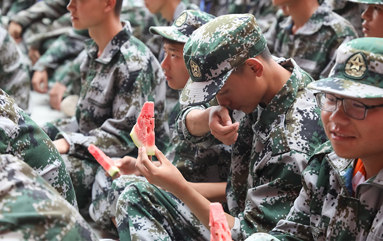 训练过后，同学们吃上了甜甜的西瓜