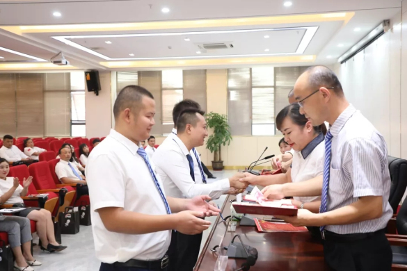  颁发优秀教师奖