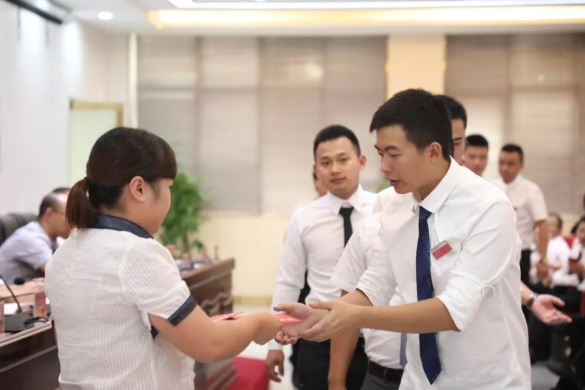  校长为教师们发放福利