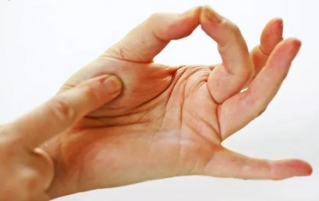 如何用手指检验牛排的熟度？