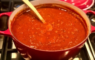 如何减少意大利面酱中的酸？