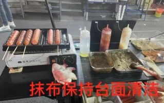 护士摆摊卖“无菌烤肠”：卫生关切是重点