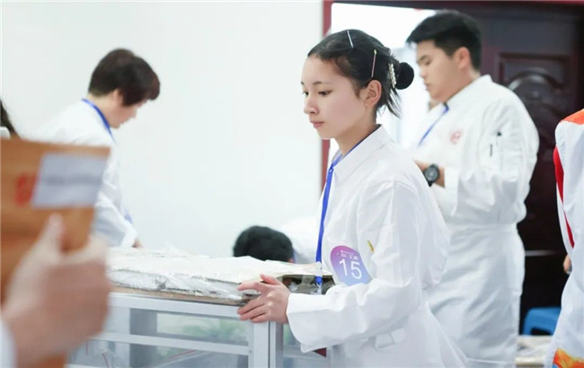 学子陈梦娜、龙紫瑜