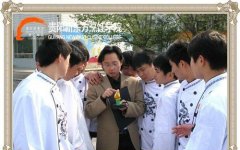 老师细心指导面塑