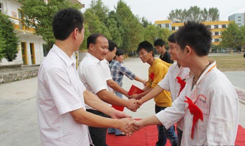 学校领导给优秀毕业生颁奖