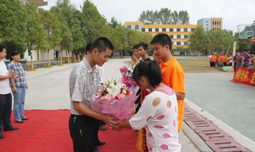同学们给老师献花