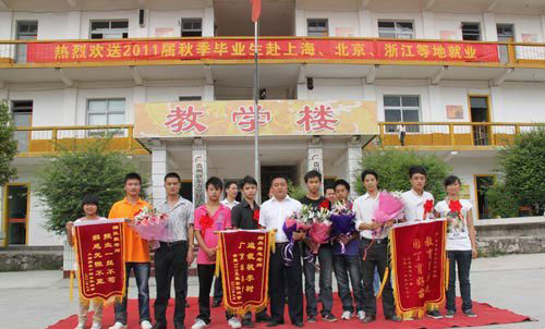 同学们将鲜花和锦旗送给班主任老师