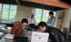 贵州大学研究生在我院进行食物能量检测实验