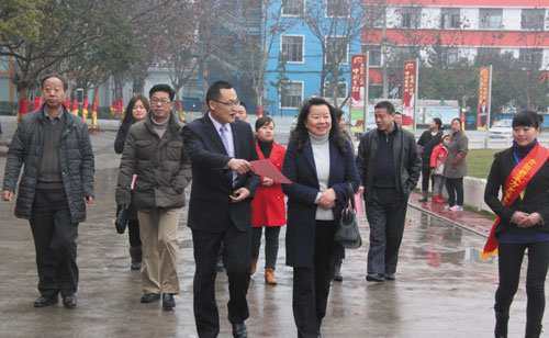 李院长向潘局长介绍校园发展情况