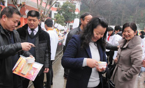 潘局长（右二）和刘书记（左一）试吃我院学生制作的小吃