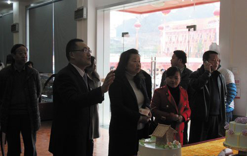 李院长向潘局长介绍我院模拟酒店情况