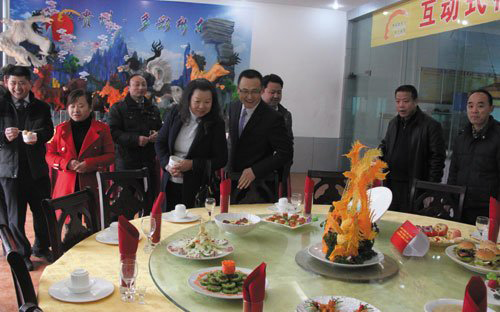 潘局长饶有兴趣的观看学生们的宴席