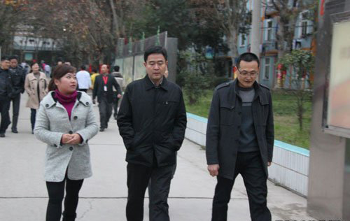 贵阳市人力资源和社会保障局杨宇局长（中）到我院检查指导工作