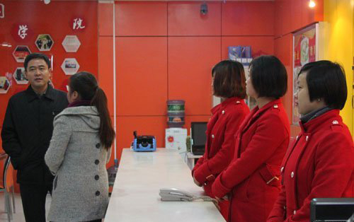 杨局长到我院咨询中心了解学生报名情况