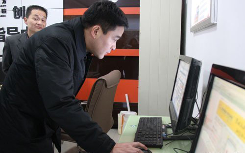 杨局长在创就业指导中心上网体验学生就业登记情况