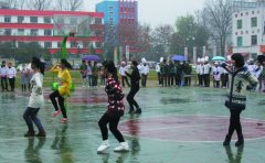 我院教师同贵州新华电脑学院老师进行篮球比赛