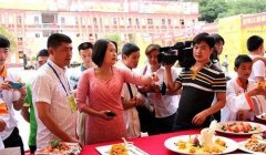 贵州电视台《百姓关注》强势报道在我院举办的黔菜创新大赛