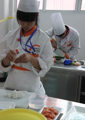 贵阳市新东方烹饪中等职业学校的选手们正在进行拼盘比赛