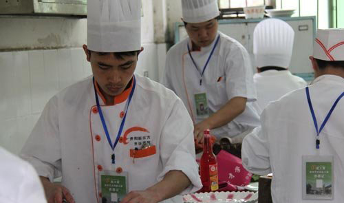 贵阳市新东方烹饪中等职业学校的选手们正在进行热菜比赛