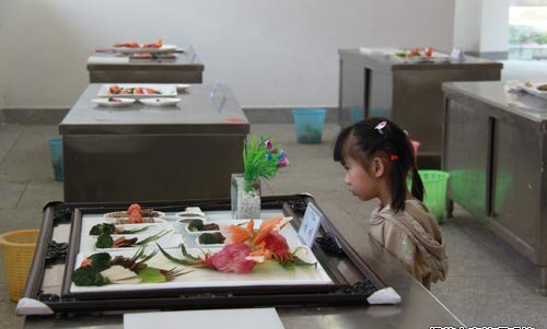 观众兴致勃勃的观看我院选手的拼盘作品