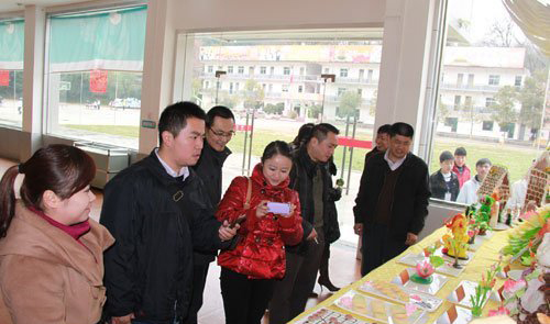 学院领导陪同市民政局专家组参观学生作品展台