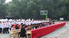 学生家长参观毕业宴席展 为毕业班的同学们壮行