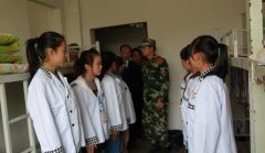 我院对春季新生军训内务进行大检查