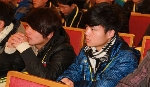 学员们认真听讲