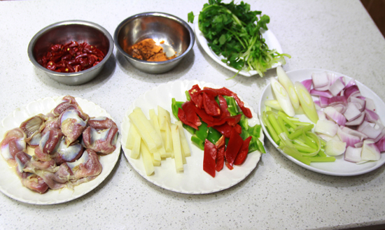 制作干锅菌花的主辅料——贵阳新东方烹饪学校